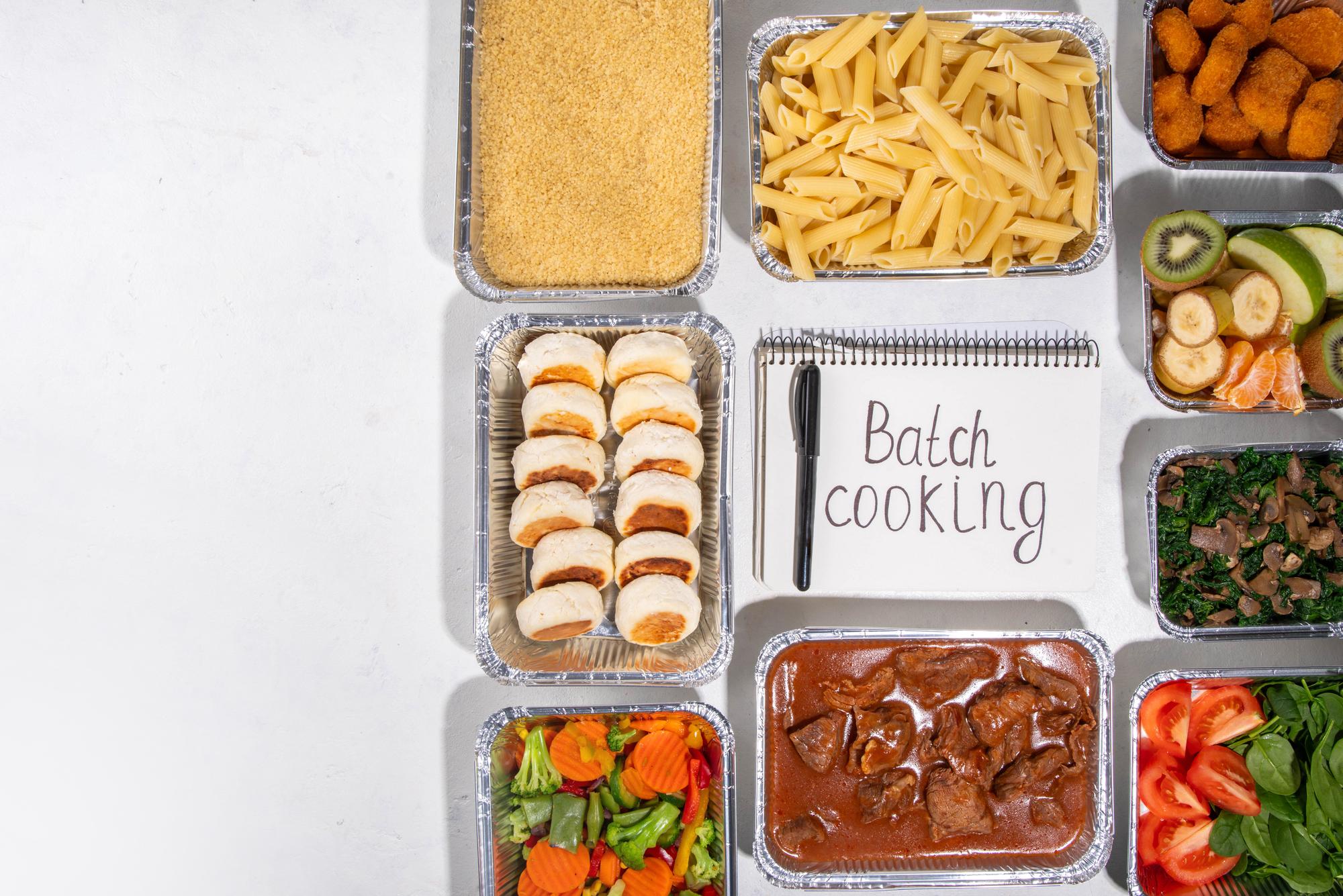 Zestaw meal-prep w pudełkach oznaczony dniami tygodnia